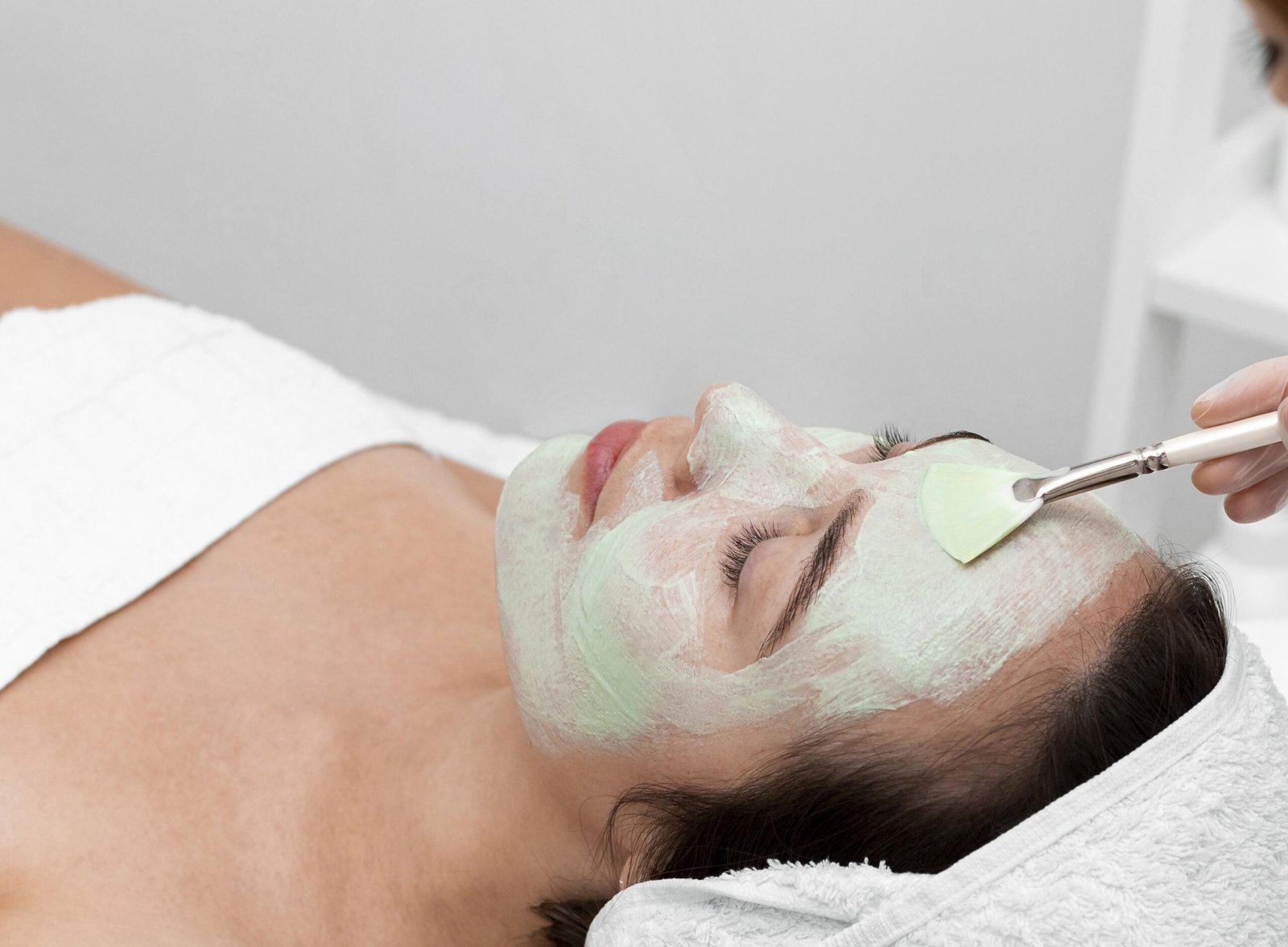 Tratamiento facial detox a clienta