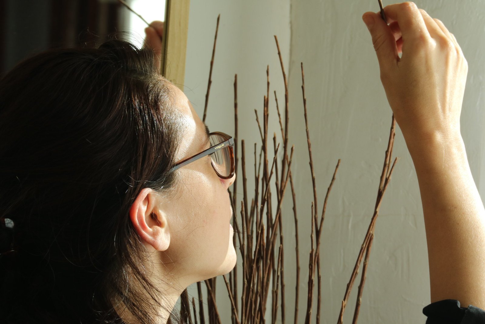 Mujer revisando varillas decorativas
