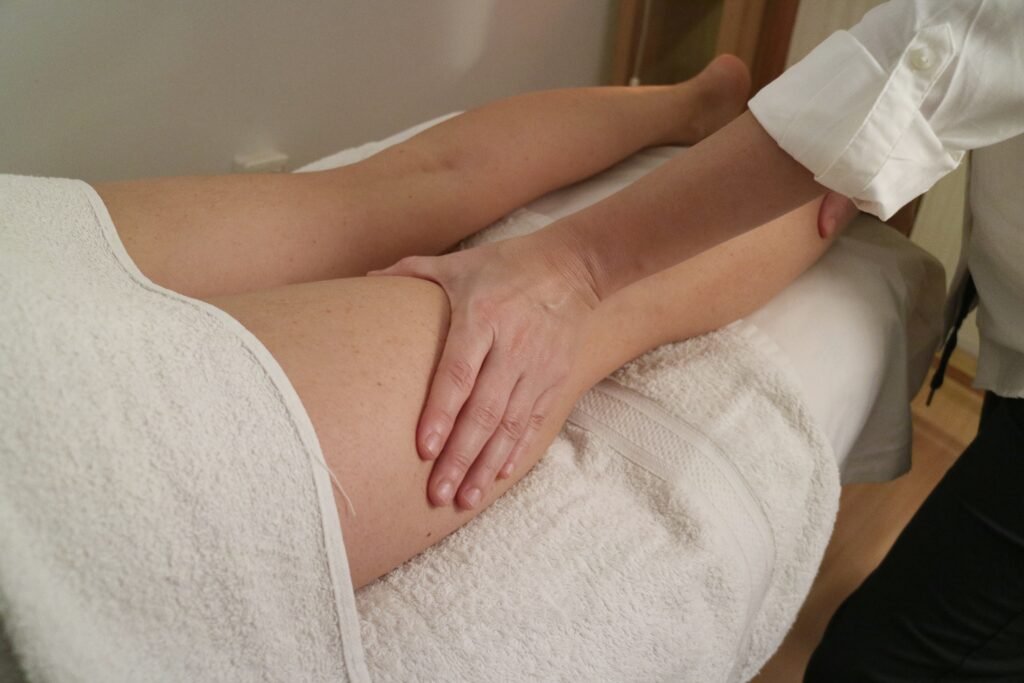 Profesional brindando masajes en piernas